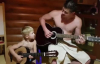 Babasıyla Gitar Çalıp Şarkı Söyleyen Çocuk