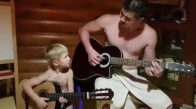 Babasıyla Gitar Çalıp Şarkı Söyleyen Çocuk
