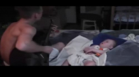 Babasının Gitar Çalmasıyla Uykuya Dalan Bebek