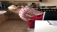 Yapay Zekanın Talimatlarıyla Twerk Yapan Kadın