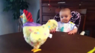 Oyuncak Tavuğun Yumurtlamasıyla Kendinden Geçen Bebek