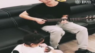Babasına Gitarıyla eşlik Eden Minik Kız