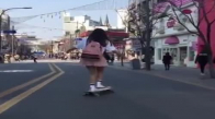 Dans Ederek Skateboard Kullanan Kız