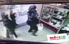 Operasyon Yaptıkları Dükkanda Cep Telefonlarını Ceplerine İndiren Polisler