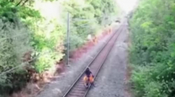 Hayatını Tehlikeye Atarak Trenin Altında Kalmaktan Kurtardı