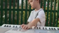 Piyano Çalan Yetenekli Çocuk