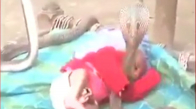 Hindistan'da Kobraların Arasında Mışıl Mışıl Uyuyan Bebek