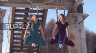 Sibirya'lı Kızların Soğukta Yoga Yapması