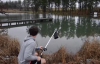 Çim Biçme Makinası İle Balık Yakalayan Genç